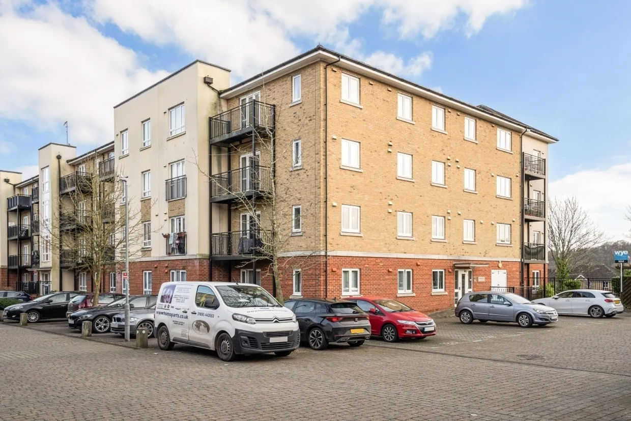 Tadros Court Buckinghamshire HP13 photo 1
