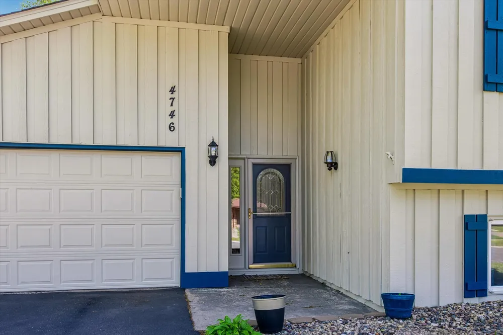 4746 141st St W, Apple Valley, MN 55124