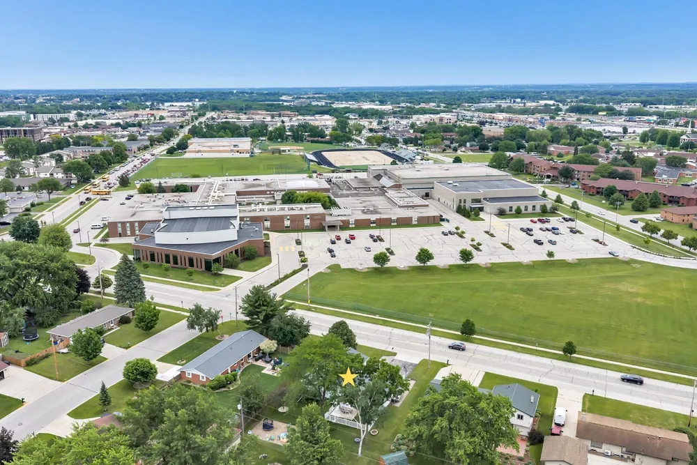 2400 S Ridge Rd, Green Bay, WI 54304