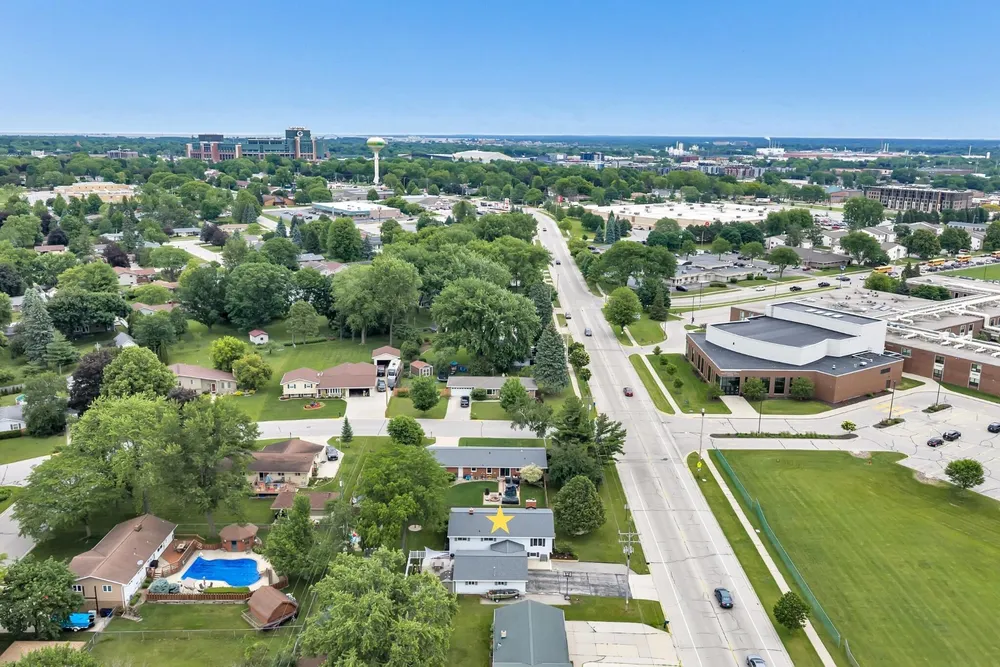 2400 S Ridge Rd, Green Bay, WI 54304
