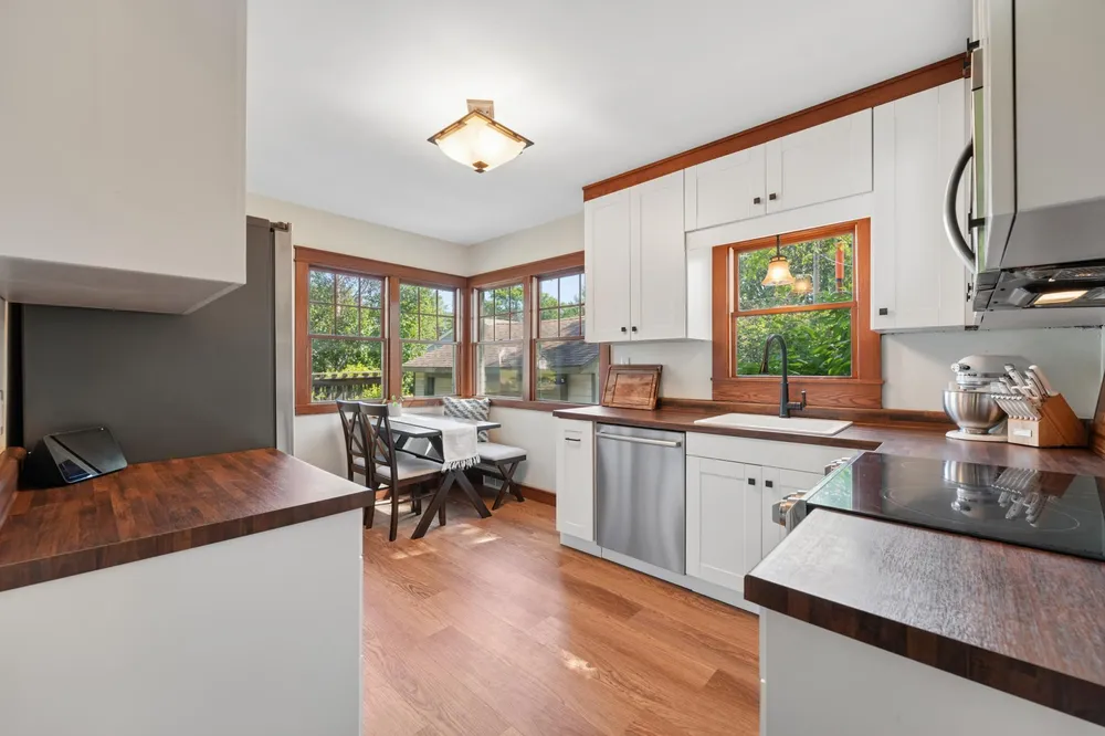 1576 Grotto St N, Saint Paul, MN 55117