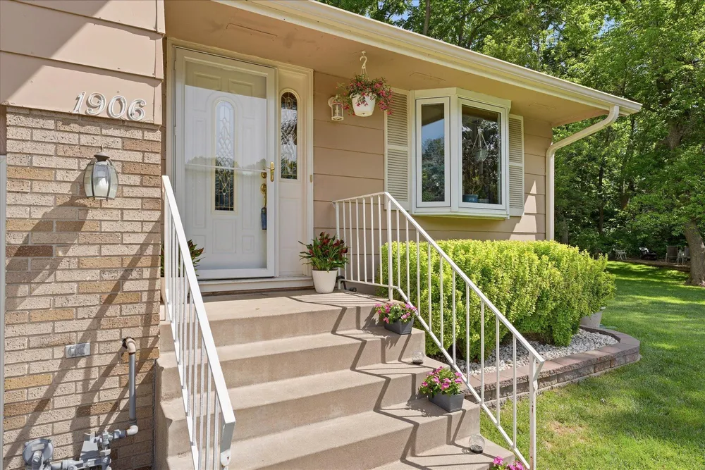 1906 Stryker Ave, West St Paul, MN 55118