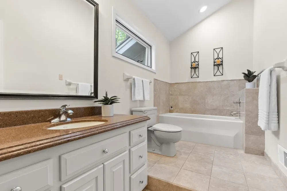 7708 Stonewood Ct, Edina, MN 55439