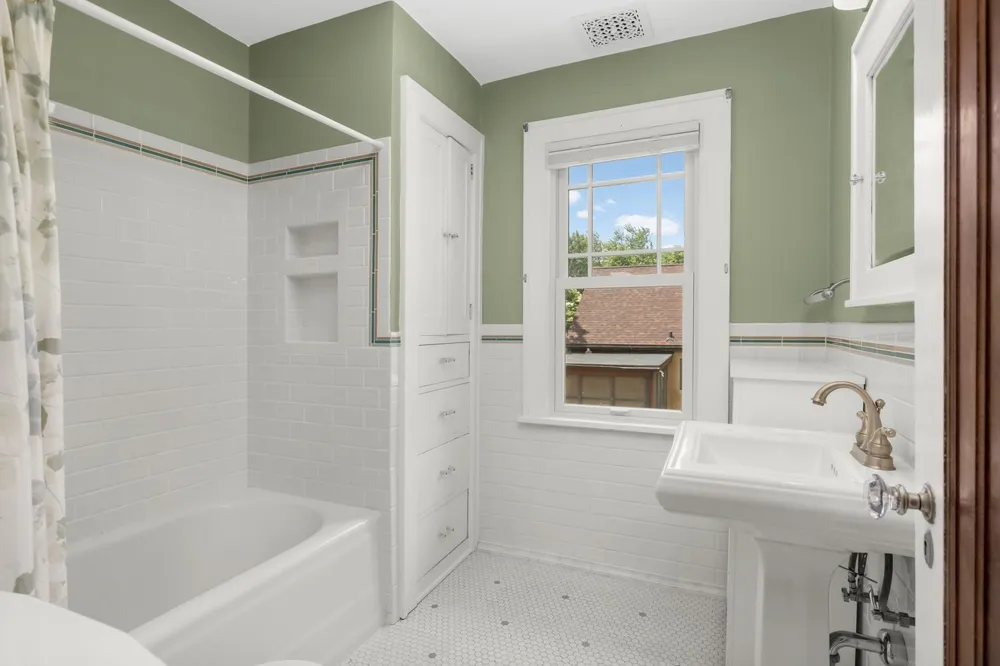 3015 E Minnehaha Pkwy, Minneapolis, MN 55417