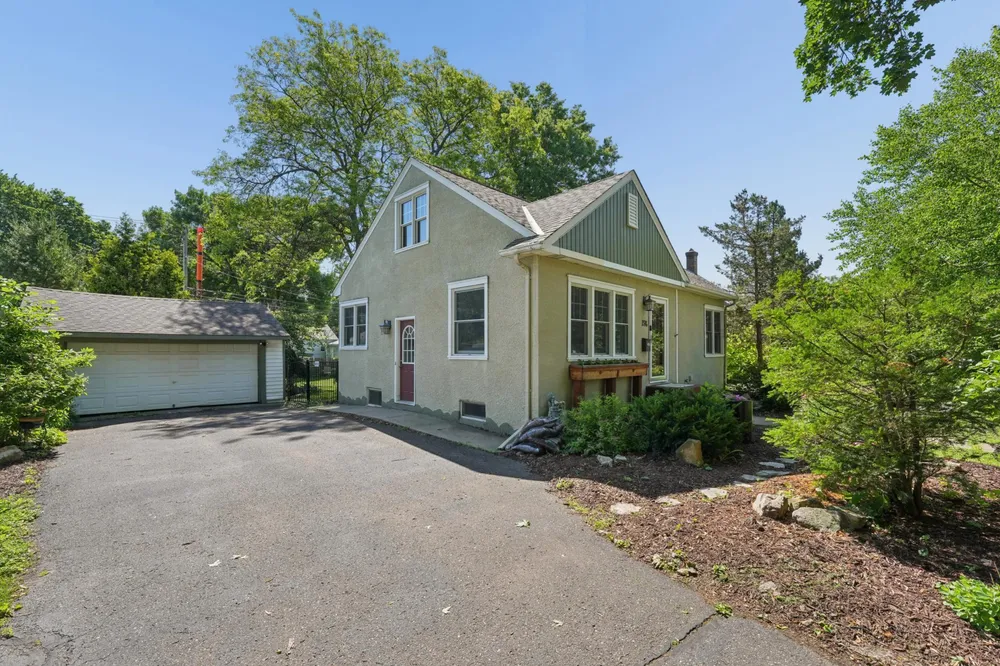 1576 Grotto St N, Saint Paul, MN 55117