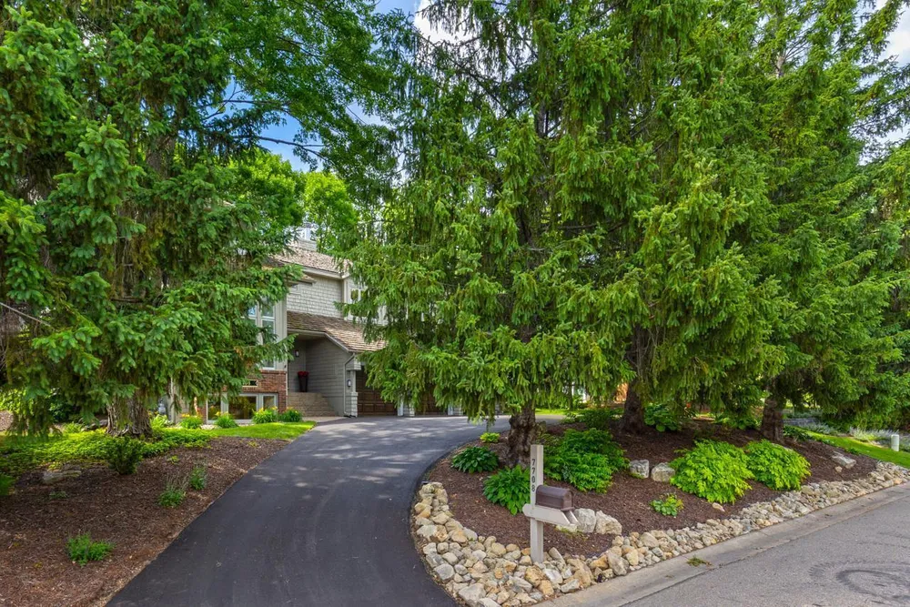 7708 Stonewood Ct, Edina, MN 55439