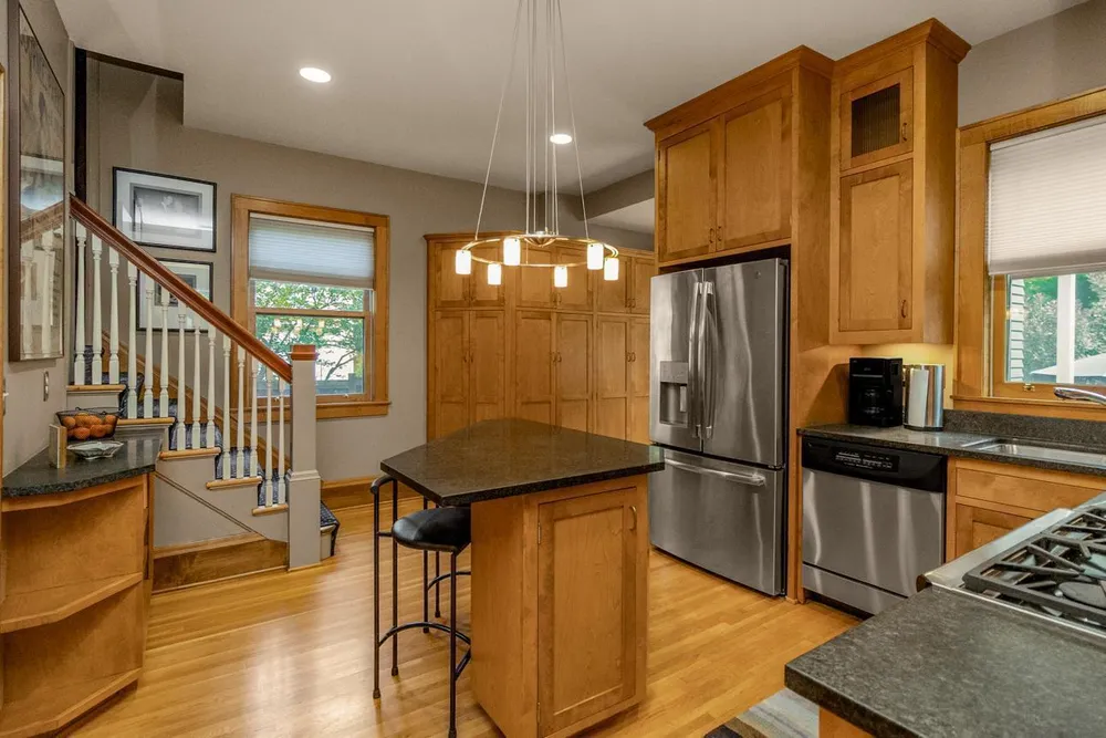 1825 Summit Ave, Saint Paul, MN 55105