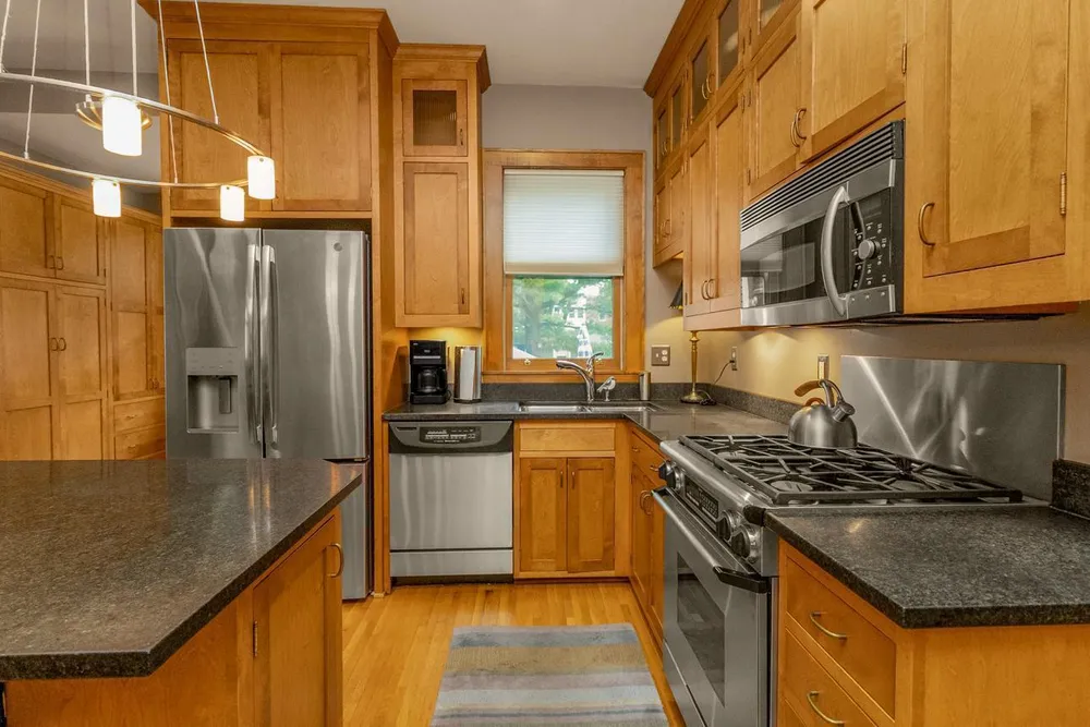 1825 Summit Ave, Saint Paul, MN 55105