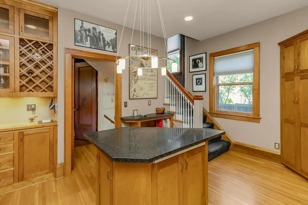 1825 Summit Ave, Saint Paul, MN 55105