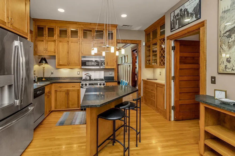 1825 Summit Ave, Saint Paul, MN 55105