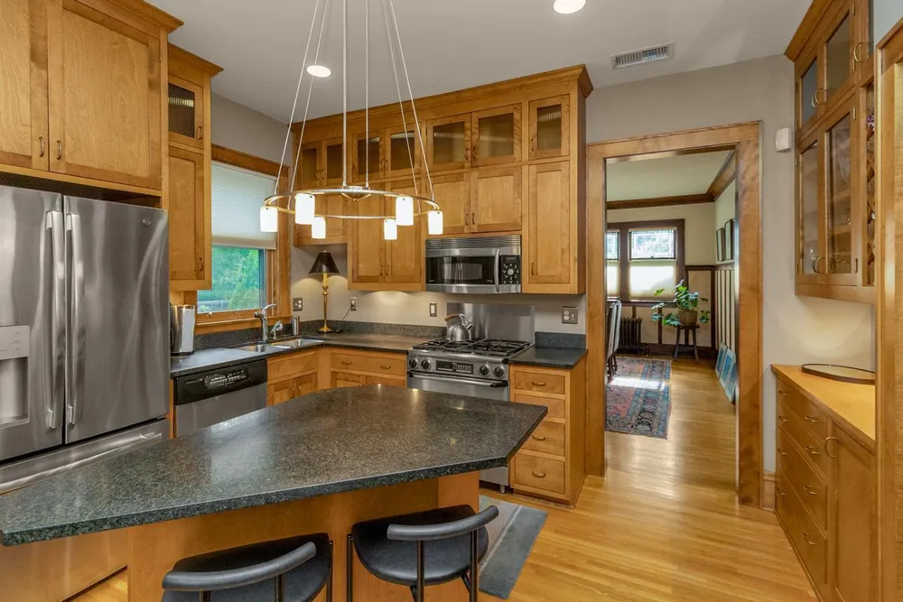 1825 Summit Ave, Saint Paul, MN 55105