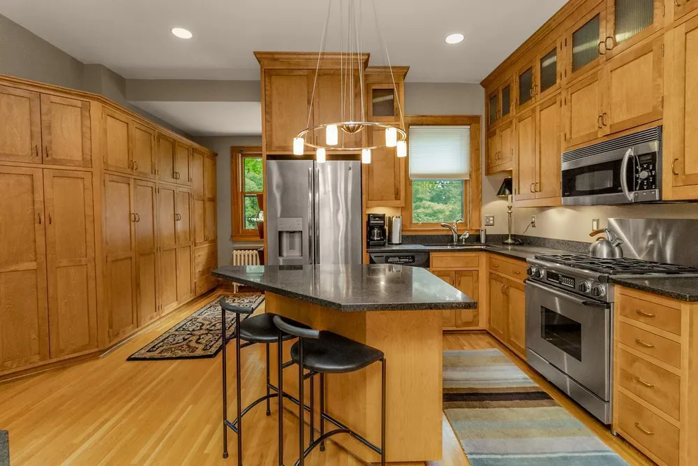 1825 Summit Ave, Saint Paul, MN 55105