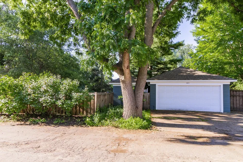 1825 Summit Ave, Saint Paul, MN 55105