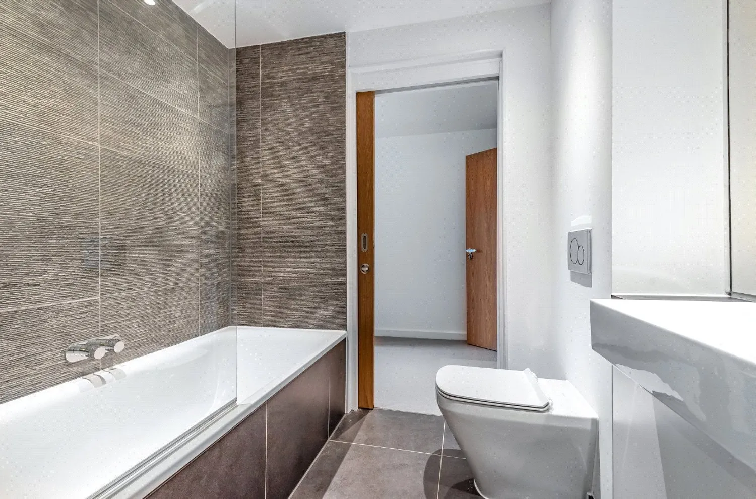 Woburn Road, Heath and Reach, LU7 photo 8