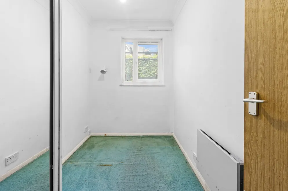 Property carousel item 6