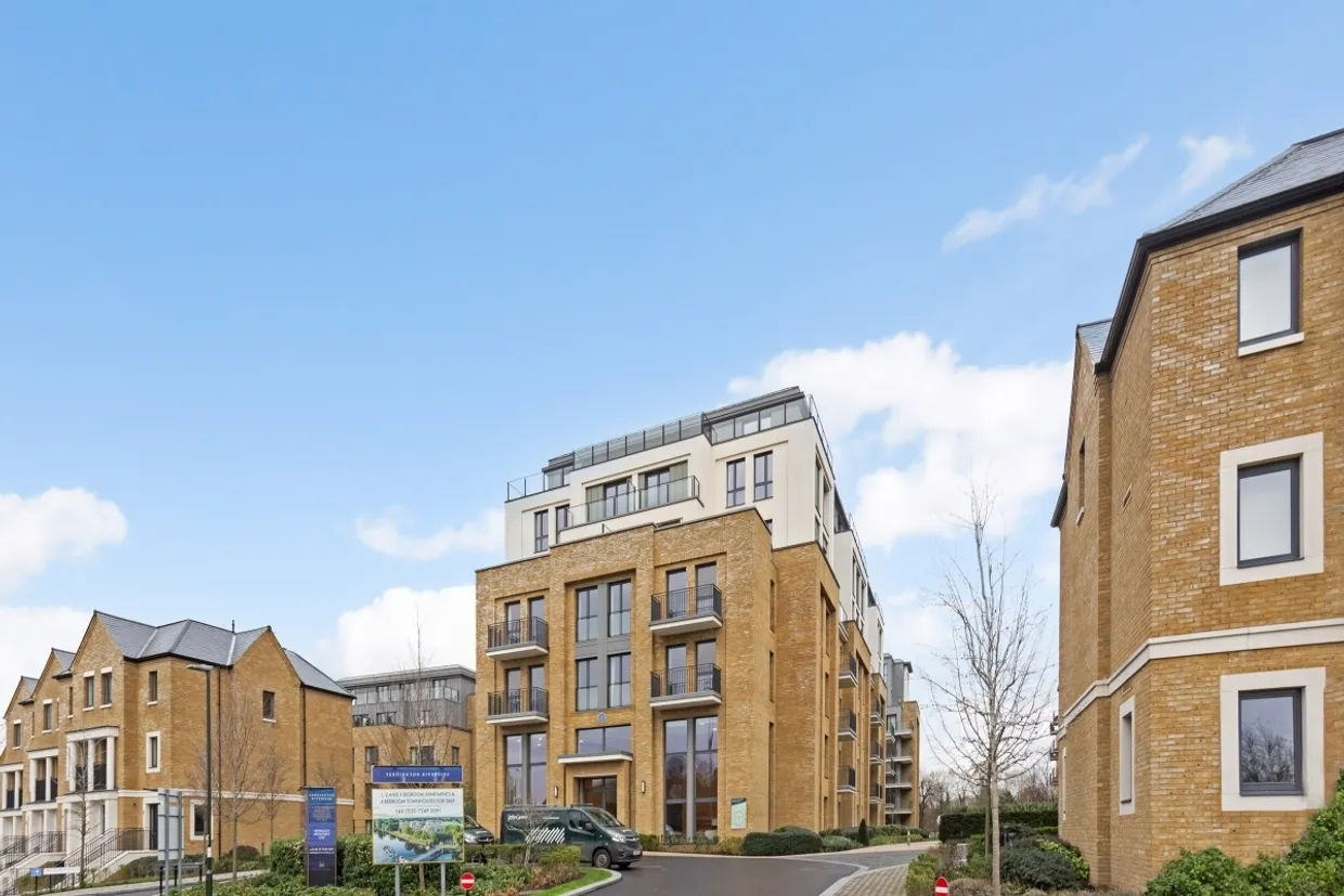 Pinewood Gardens Teddington TW11 photo 1