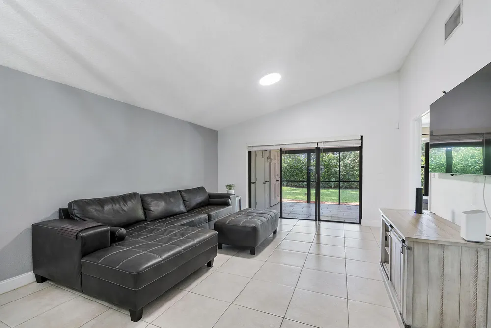 4149 Palm Forest Dr S, Delray Beach, FL 33445