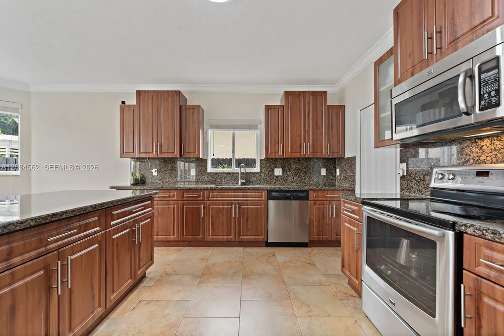 15651 SW 14th St, Miami, FL 33194