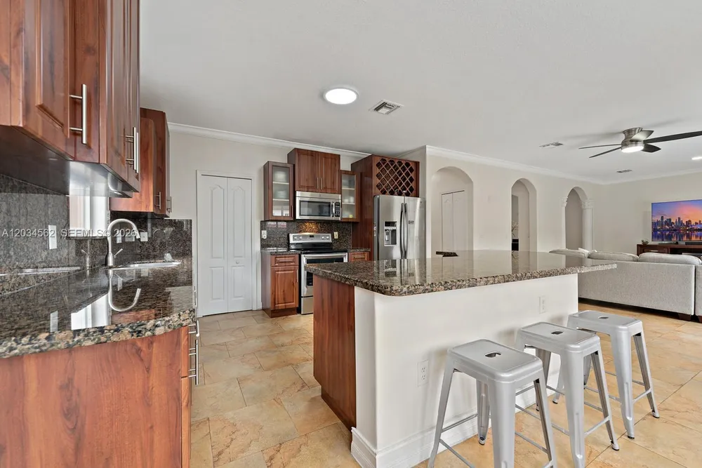 15651 SW 14th St, Miami, FL 33194