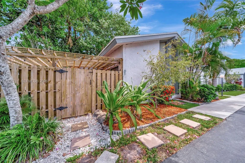 7447 W Sunrise Blvd, Plantation, FL 33313-4465