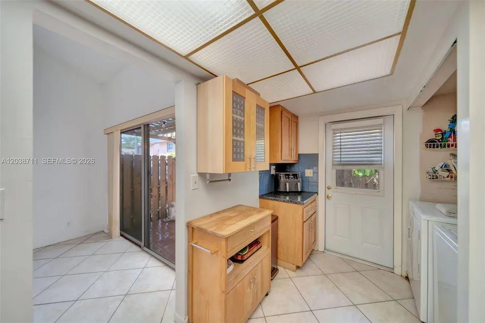 7447 W Sunrise Blvd, Plantation, FL 33313-4465