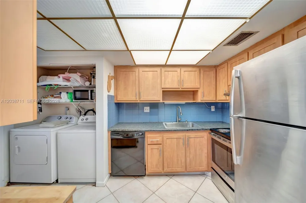 7447 W Sunrise Blvd, Plantation, FL 33313-4465