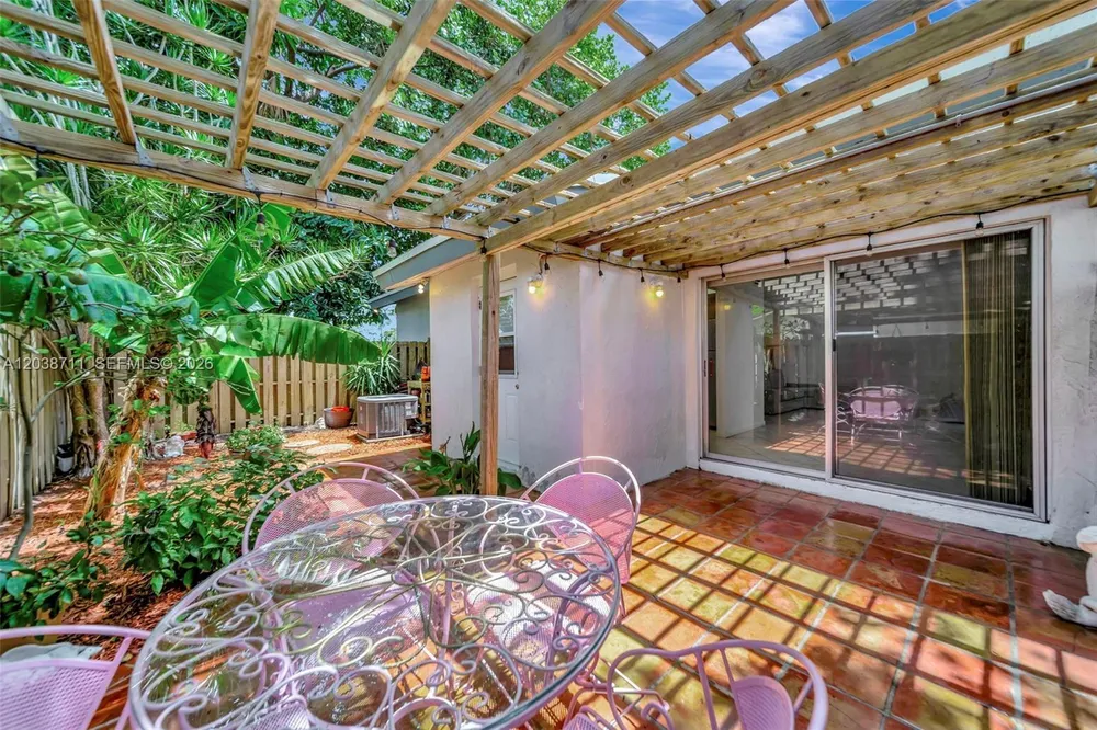 7447 W Sunrise Blvd, Plantation, FL 33313-4465