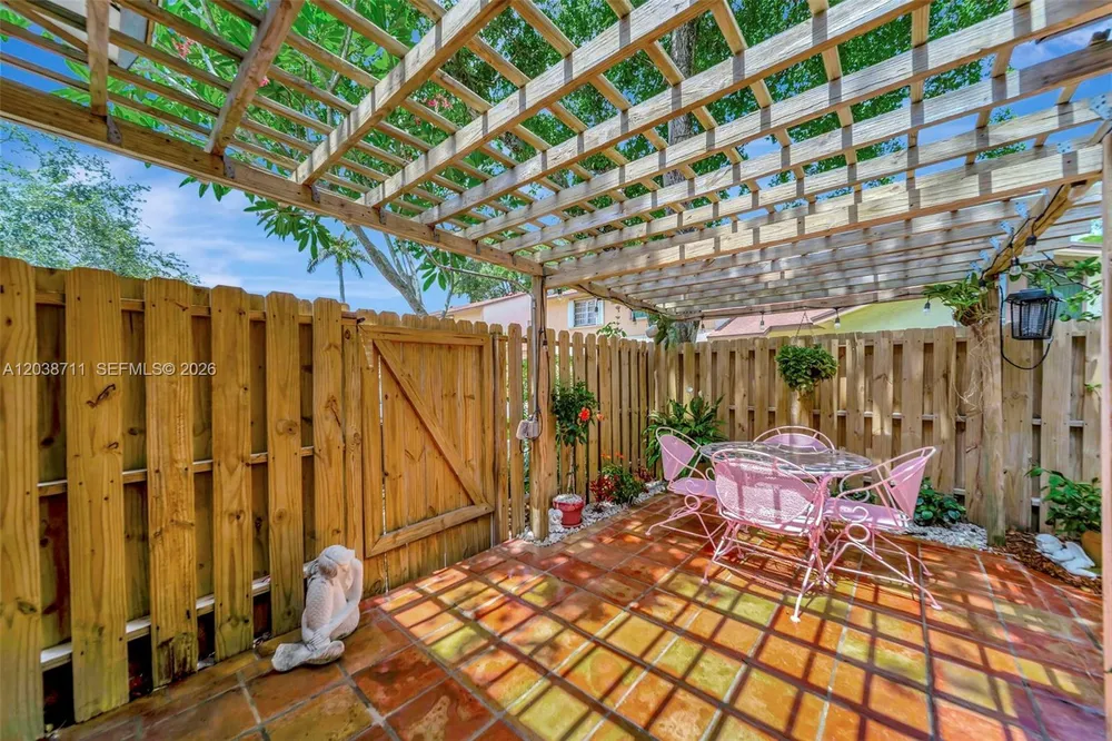 7447 W Sunrise Blvd, Plantation, FL 33313-4465