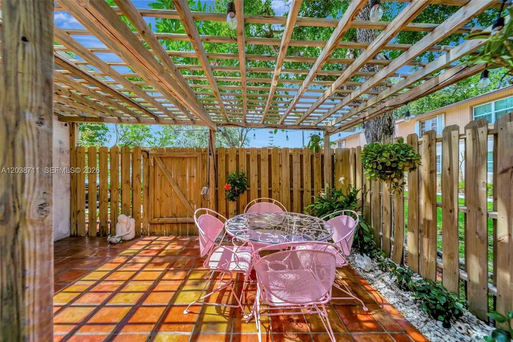 7447 W Sunrise Blvd, Plantation, FL 33313-4465