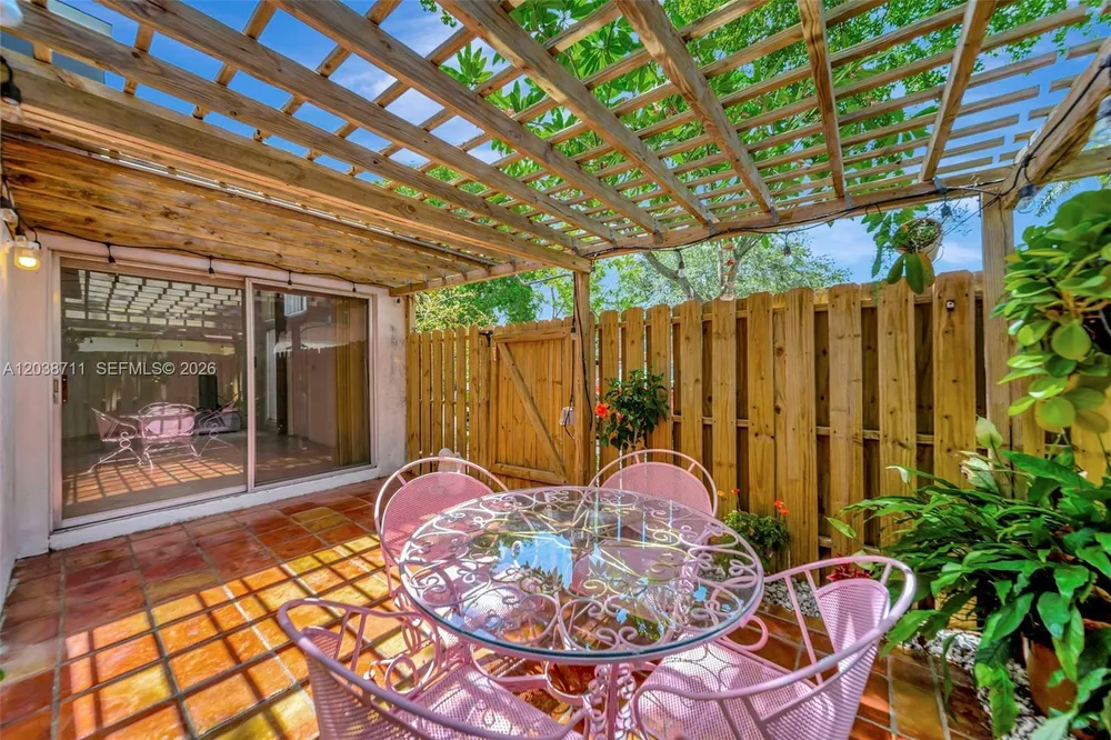 7447 W Sunrise Blvd, Plantation, FL 33313-4465