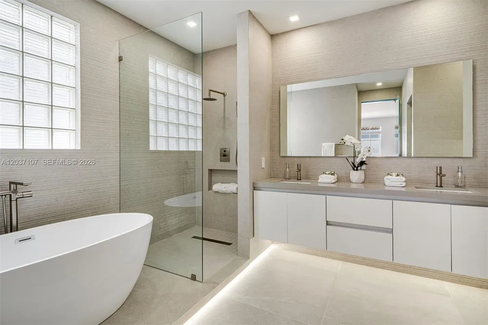 21156 NE 33rd Ave, Aventura, FL 33180