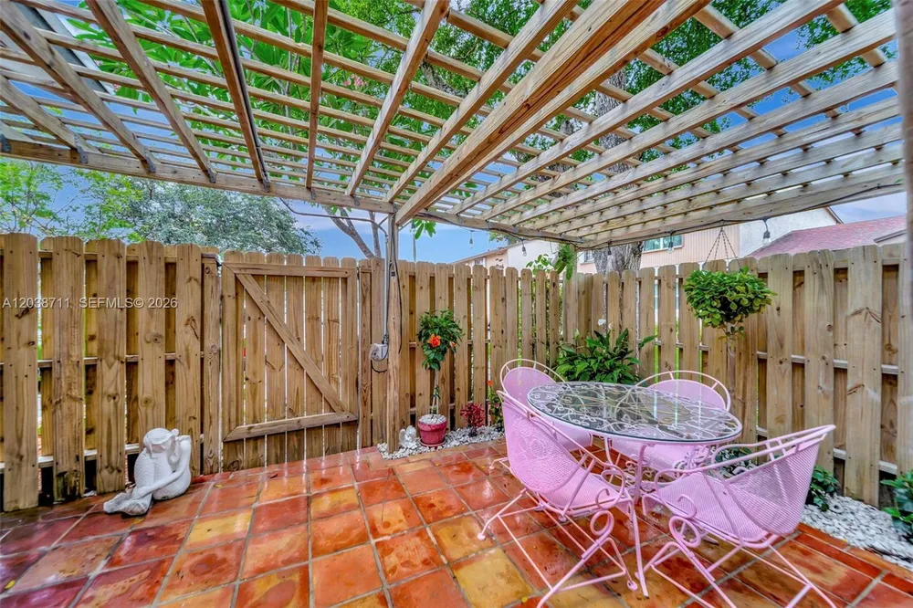 7447 W Sunrise Blvd, Plantation, FL 33313-4465