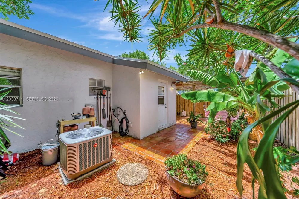 7447 W Sunrise Blvd, Plantation, FL 33313-4465
