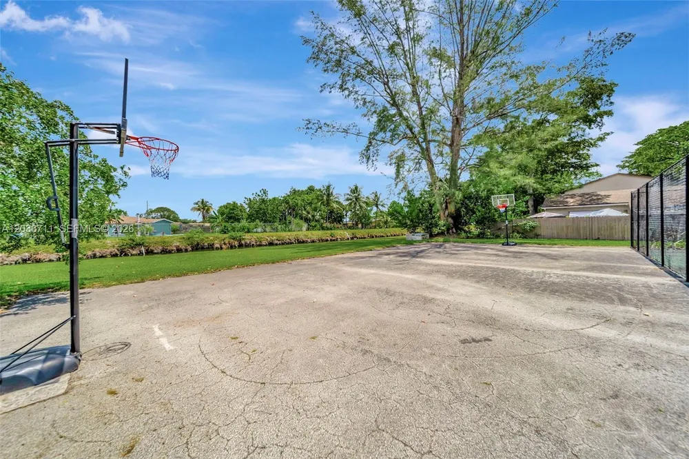 7447 W Sunrise Blvd, Plantation, FL 33313-4465
