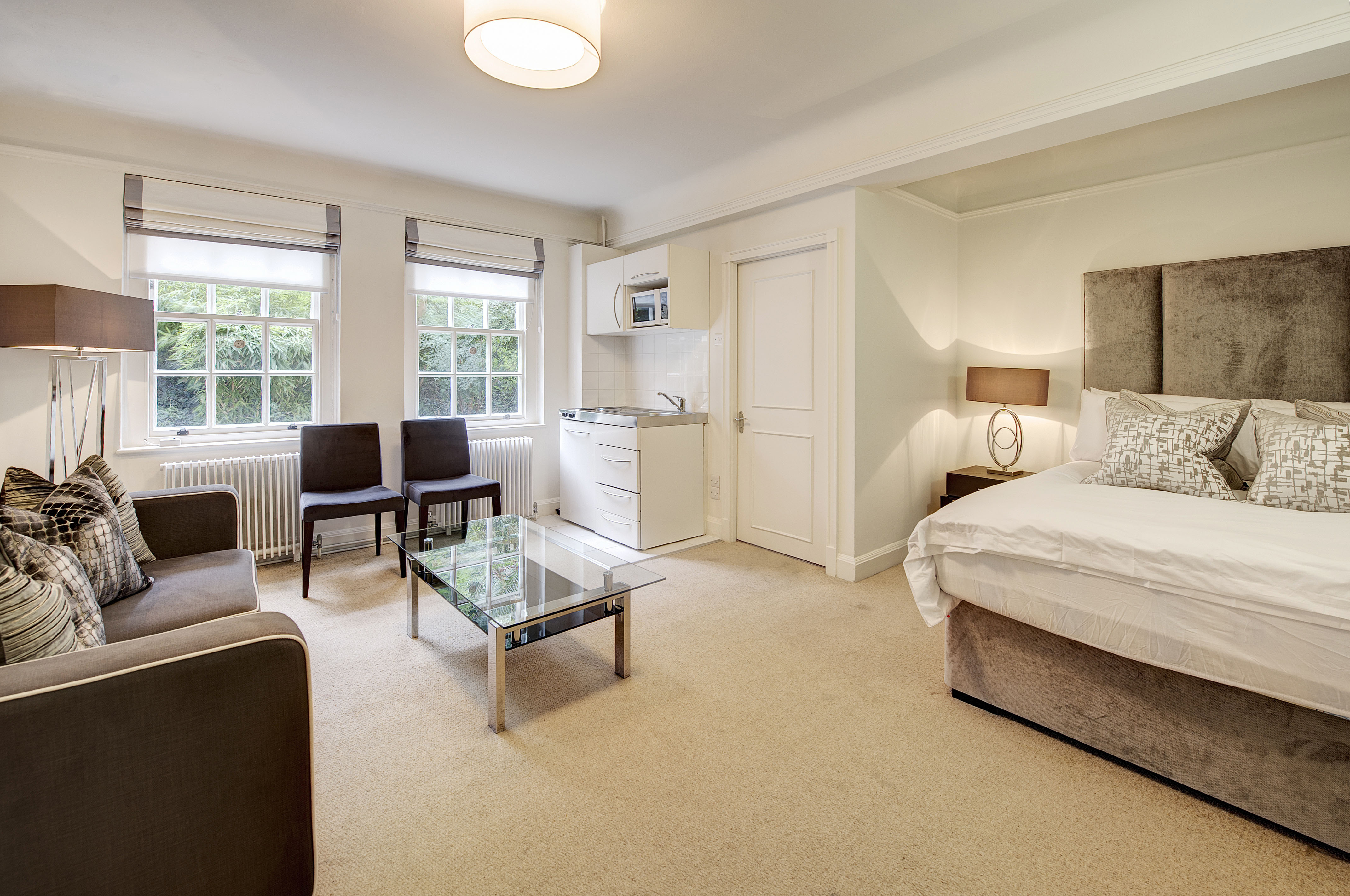 Stylish Chelsea Studio Apartment with Communal Garden Access Image 1