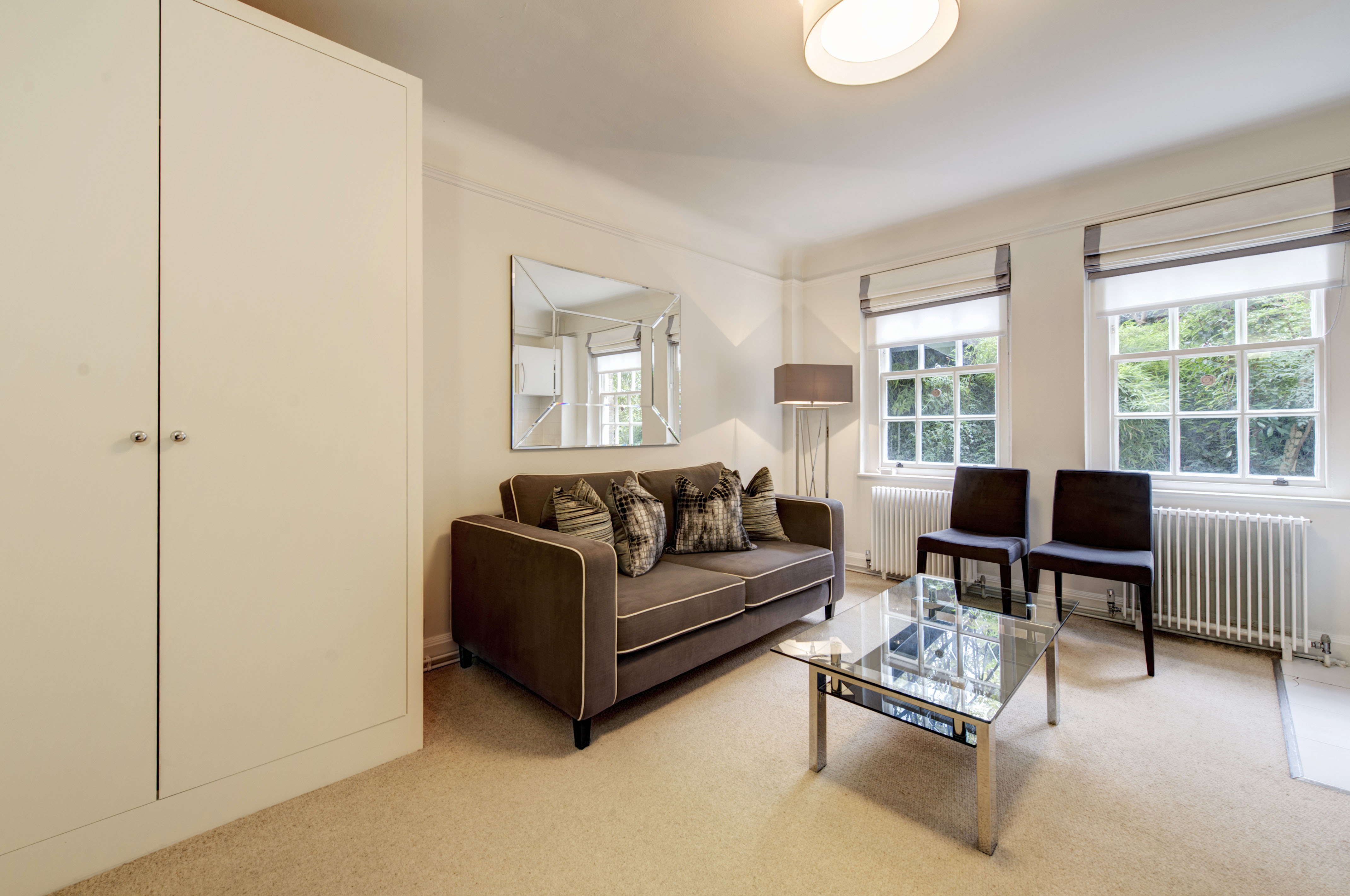 Stylish Chelsea Studio Apartment with Communal Garden Access Image 2