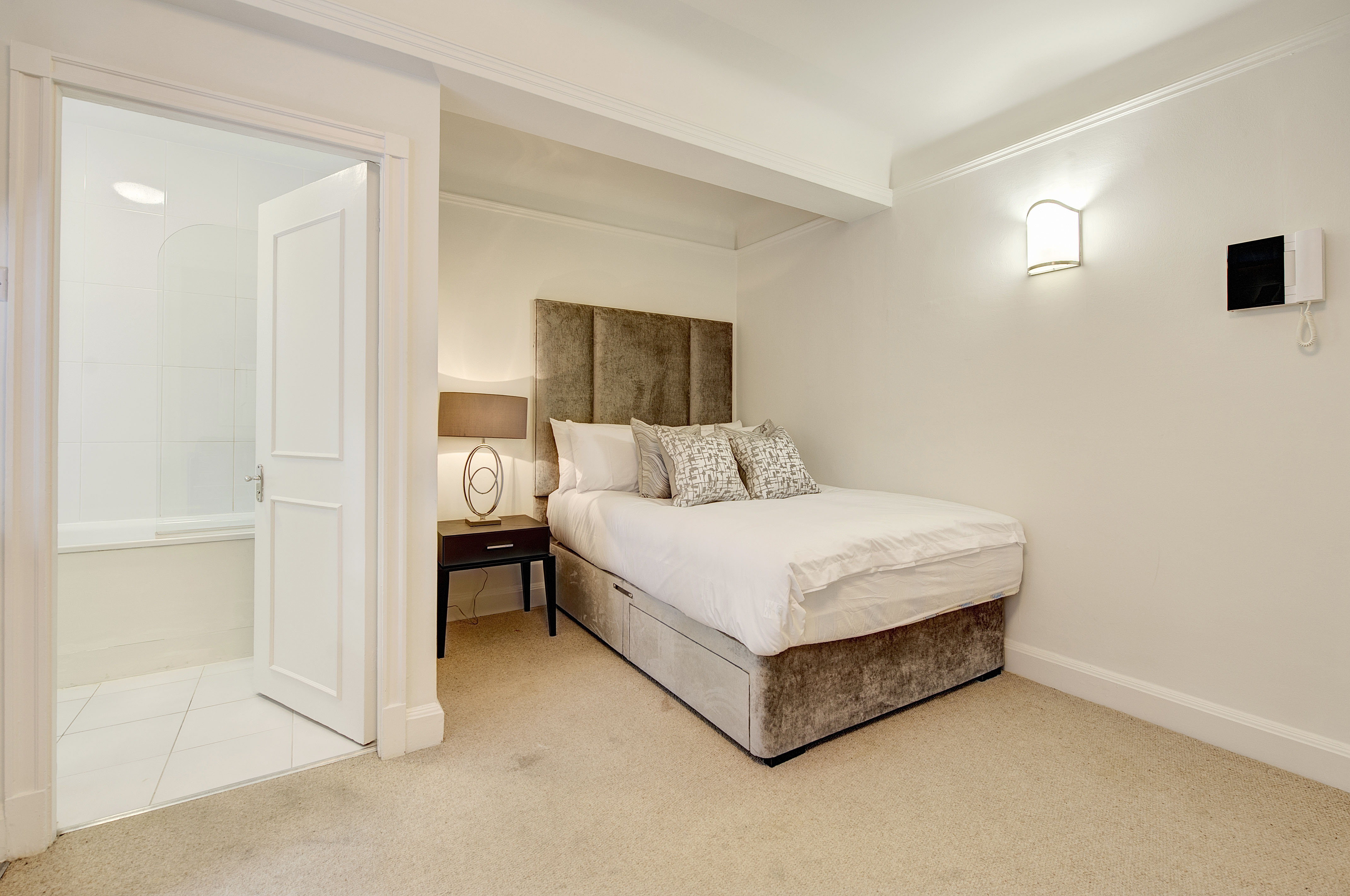 Stylish Chelsea Studio Apartment with Communal Garden Access Image 3