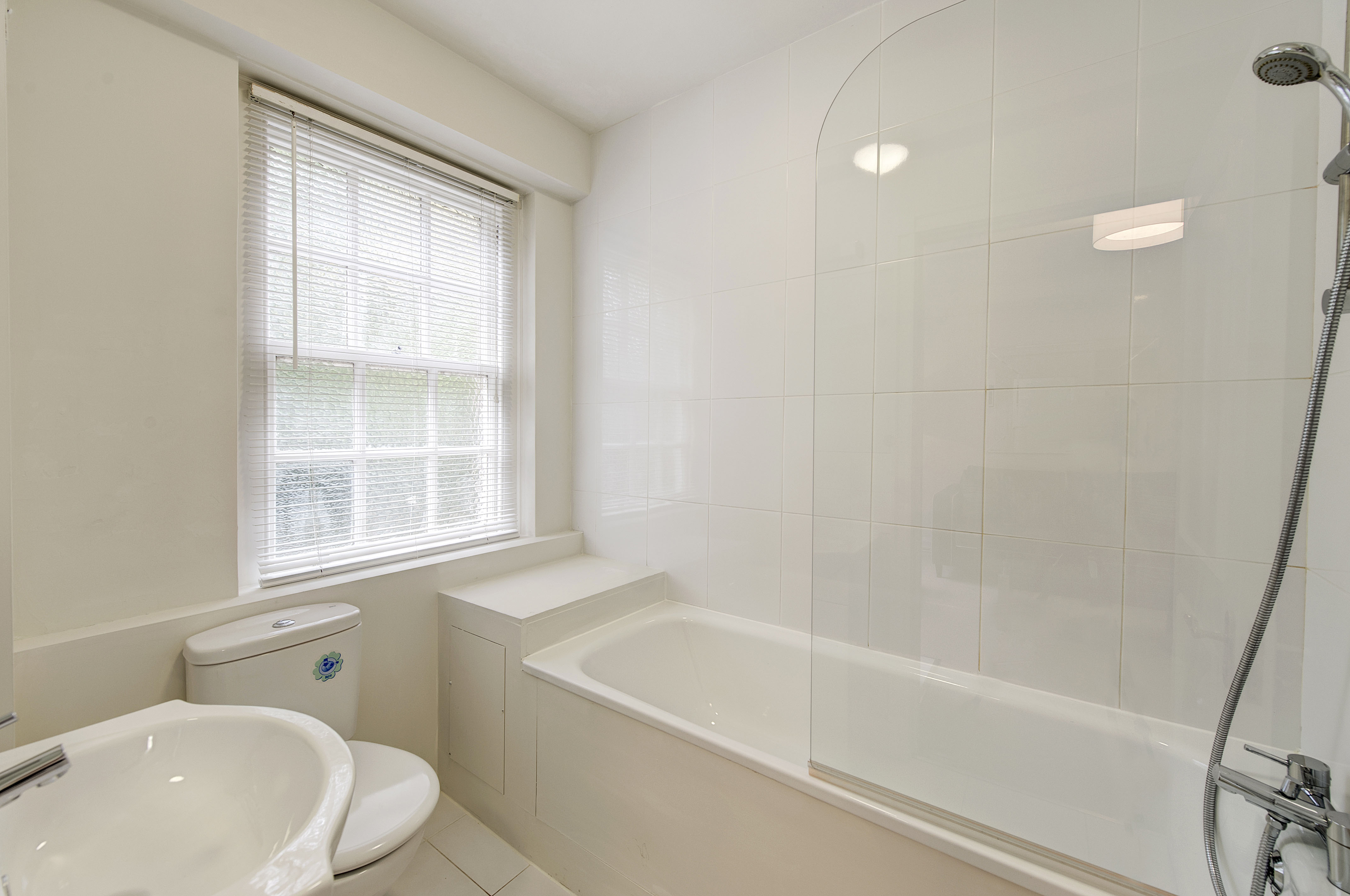 Stylish Chelsea Studio Apartment with Communal Garden Access Image 4