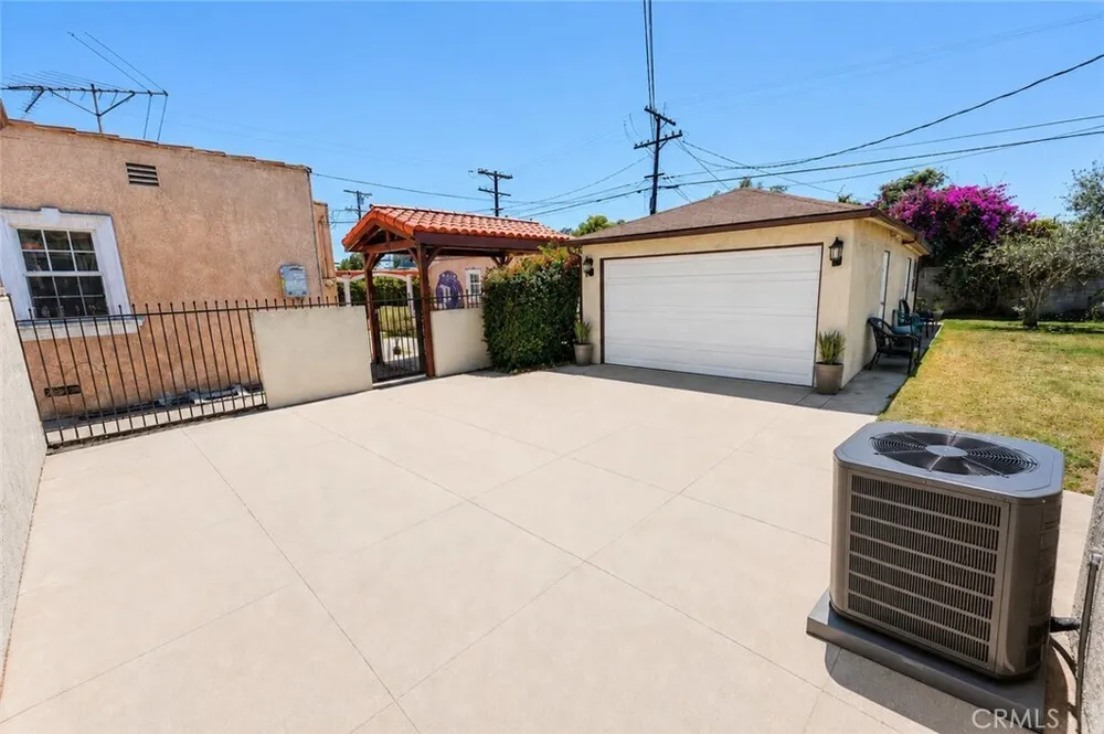 8725 S Gramercy Pl, South Los Angeles, CA 90047