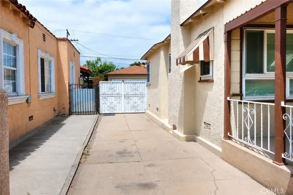 8725 S Gramercy Pl, South Los Angeles, CA 90047