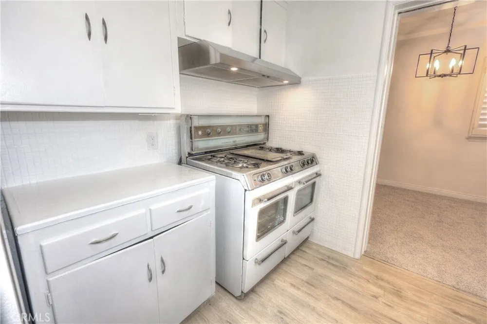 8725 S Gramercy Pl, South Los Angeles, CA 90047