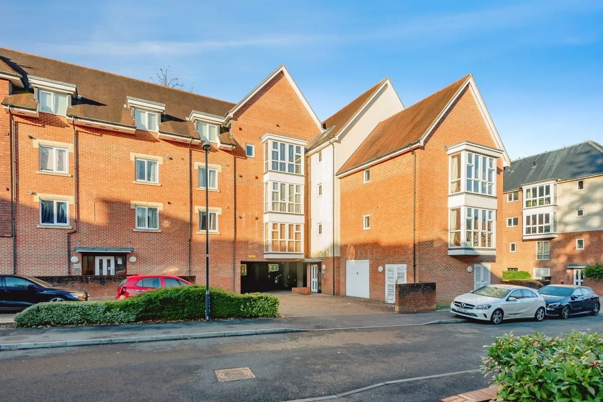 Stone Court, Crawley
