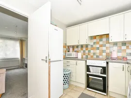 Meares Drive, Shaw, Swindon thumb 3