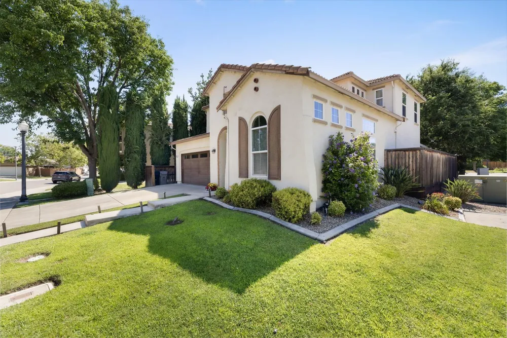 3662 W River Dr, Sacramento, CA 95833