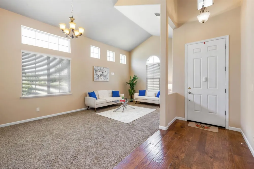 3662 W River Dr, Sacramento, CA 95833