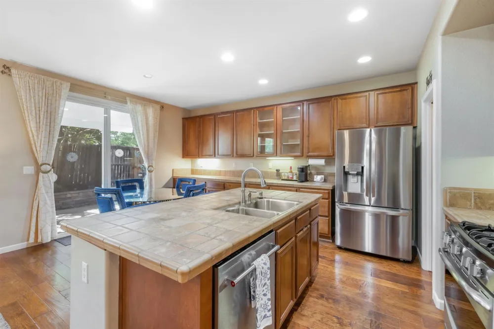 3662 W River Dr, Sacramento, CA 95833