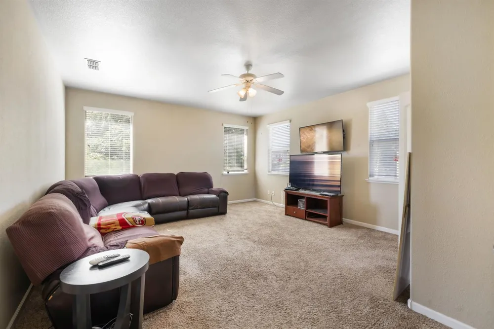 3662 W River Dr, Sacramento, CA 95833