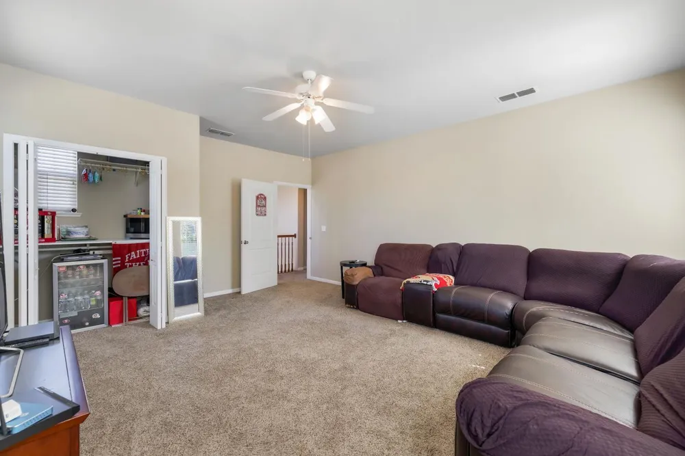 3662 W River Dr, Sacramento, CA 95833