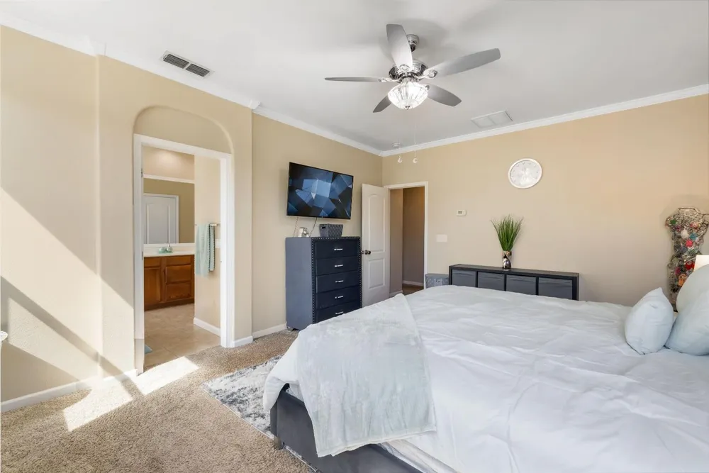 3662 W River Dr, Sacramento, CA 95833