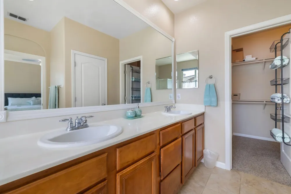 3662 W River Dr, Sacramento, CA 95833